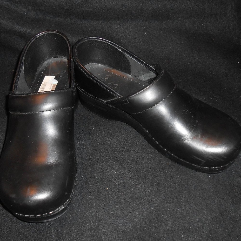 DANSKO Womans size 9  clog shoe
